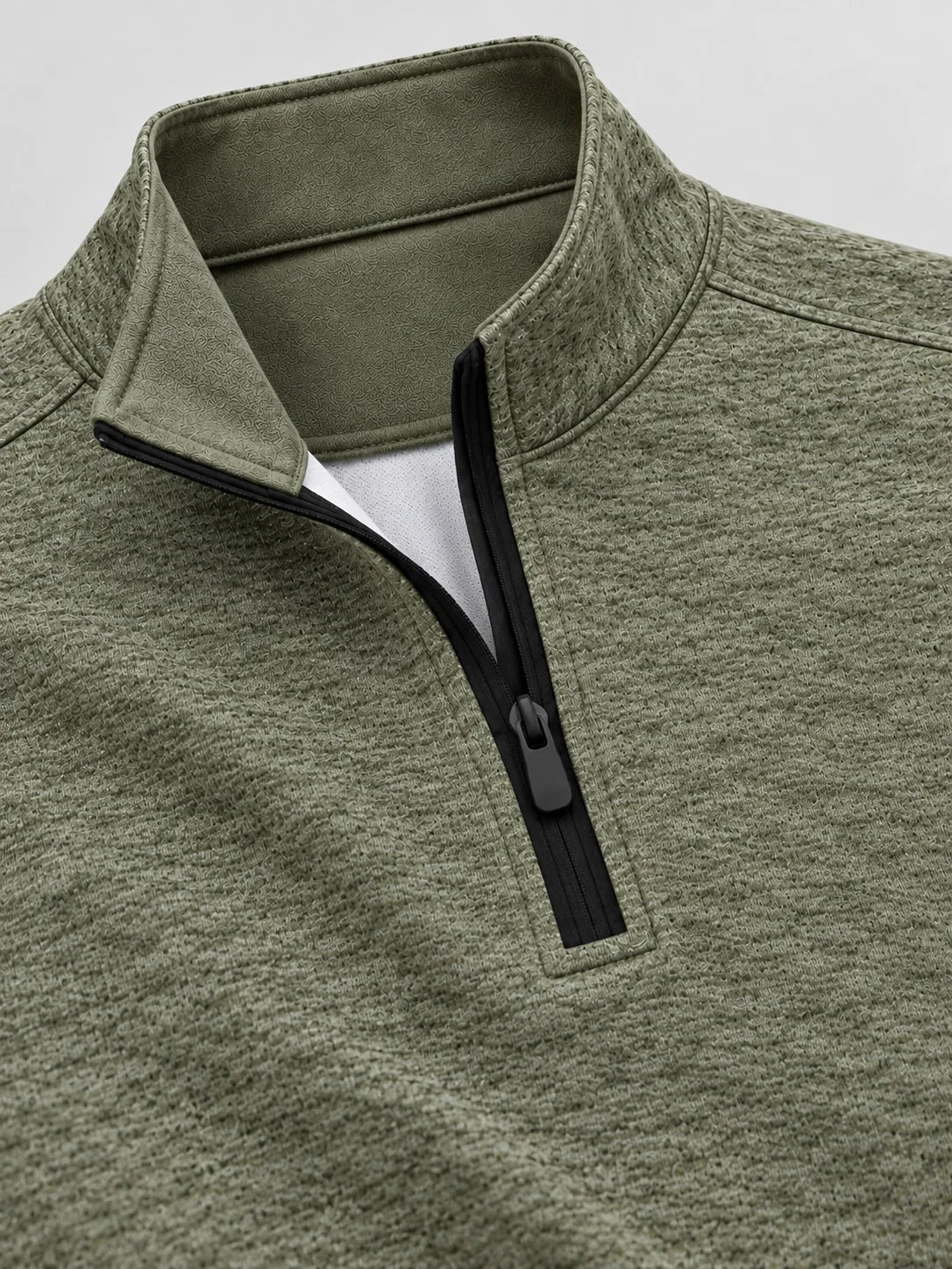 Salbeigrüner Golf-Pullover aus meliertem Strick mit Viertelreißverschluss