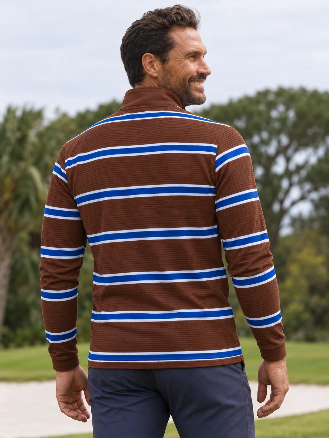 Schokoladenbrauner Golf-Pullover mit kobaltblauen und weißen Streifen und Viertelreißverschluss aus Funktionsmaterial