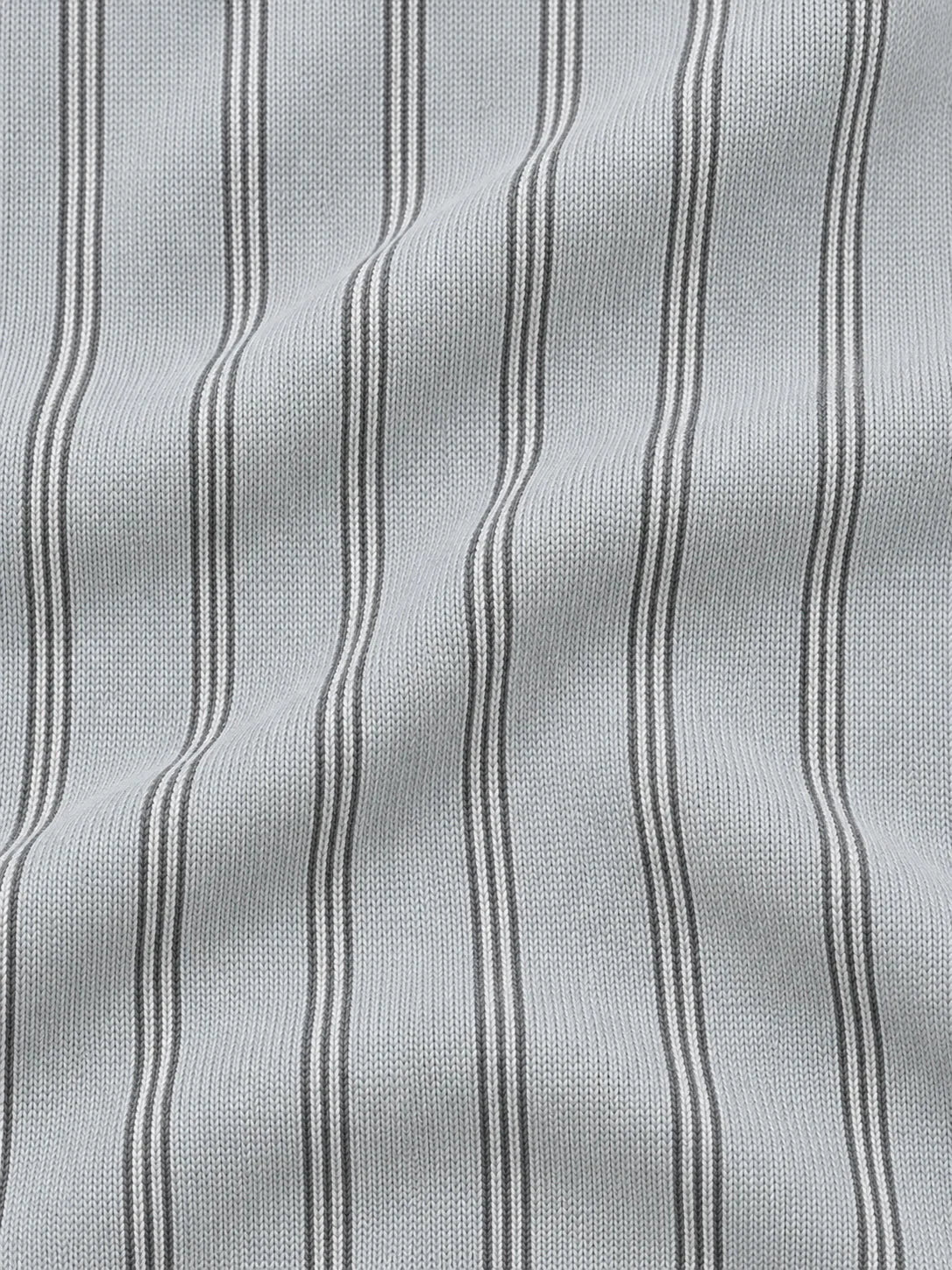 Silbergrauer Golfpullover mit feinem Nadelstreifenmuster, Funktionsmaterial und Viertelreißverschluss