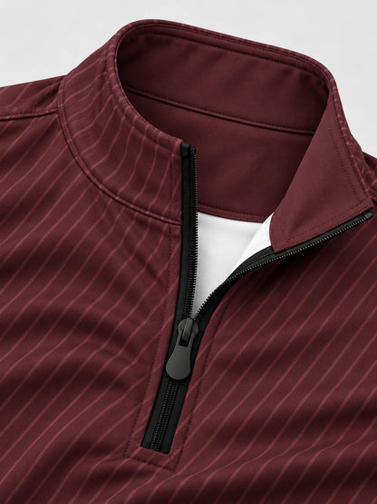 Burgunderroter Golfpullover mit diagonalem Streifenmuster, Funktionsmaterial und Viertelreißverschluss