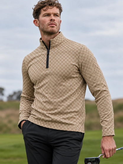 Cremebeiger Golfpullover mit Schachbrettmuster, Funktionsmaterial und Viertelreißverschluss