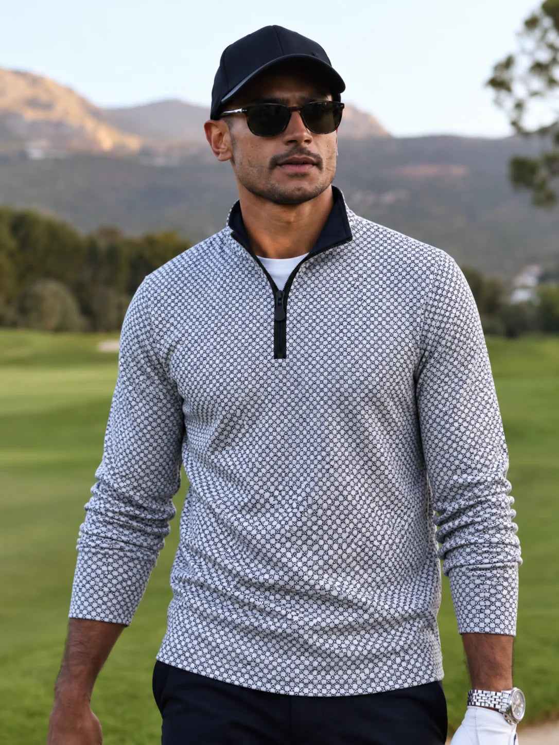 Performance-Golfpullover mit schwarz-weißem geometrischem Muster und Viertelreißverschluss